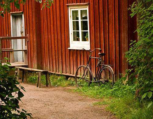 rött hus med cykel